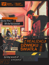 Dwaj mężczyźni w pomieszczeniu operatorskim, jeden stoi przy sprzęcie, drugi siedzi za nim i patrzy w monitor. W tle stoi drabina, widać też kilku innych mężczyzn.