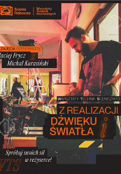 Dwaj mężczyźni w pomieszczeniu operatorskim, jeden stoi przy sprzęcie, drugi siedzi za nim i patrzy w monitor. W tle stoi drabina, widać też kilku innych mężczyzn.