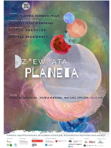 Na plakacie na kolorowym rozmytym tle, narysowane są kolorowe kule, różnej wielkości, ułożone jedna nad drugą, symbolizujące planety. Na plakacie również tytuł i inne informacje dotyczące spektaklu.