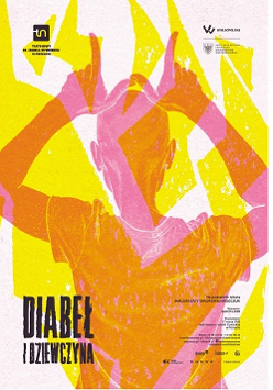 Na rysunku widoczna szczupła postać stojąca tyłem z uniesionymi nad glową rękoma. Palce rąk układają się w rogi. Postać jest narysowana w kolorze pomarańczowymi i różowym, tło w kolorze białym i zółtym.