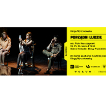 Po lewej stronie plakatu zdjęcie trzech osób siedzących na krzesłach na scenie, przodem do widowni, osoba w środku, kobieta trzyma przed sobą telefon jak gdyby robiła sobie zdjęcie. Po prawej stronie plakatu na żółtym tle informacje o spektaklu.