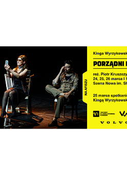 Po lewej stronie plakatu zdjęcie trzech osób siedzących na krzesłach na scenie, przodem do widowni, osoba w środku, kobieta trzyma przed sobą telefon jak gdyby robiła sobie zdjęcie. Po prawej stronie plakatu na żółtym tle informacje o spektaklu.