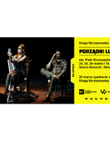 Po lewej stronie plakatu zdjęcie trzech osób siedzących na krzesłach na scenie, przodem do widowni, osoba w środku, kobieta trzyma przed sobą telefon jak gdyby robiła sobie zdjęcie. Po prawej stronie plakatu na żółtym tle informacje o spektaklu.