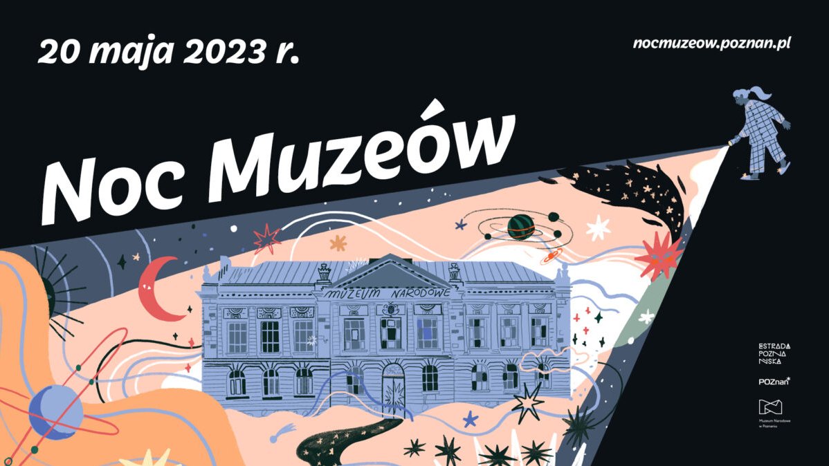 Plakat Nocy Muzeów przedstawia fasadę Muzeum Narodowego w porze nocnej, ale oświetloną z boku latarką przez kobietę z włosami spiętymi w kucyk, nad muzeum widać gwiazdy i planety oraz datę 20 maja 2023