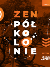Na plakacie znajduje się biało-pomarańczowy napis "ZENPÓŁKOLONIE". Cały plakat jest w kolorach ciepłych, a jego tłem jest przyciemnone zjęcie z półkolonii z dziećmi na rowerach.