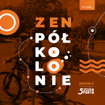 Na plakacie znajduje się biało-pomarańczowy napis "ZENPÓŁKOLONIE". Cały plakat jest w kolorach ciepłych, a jego tłem jest przyciemnone zjęcie z półkolonii z dziećmi na rowerach.