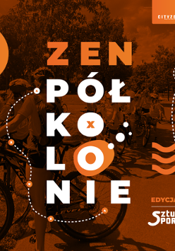Na plakacie znajduje się biało-pomarańczowy napis "ZENPÓŁKOLONIE". Cały plakat jest w kolorach ciepłych, a jego tłem jest przyciemnone zjęcie z półkolonii z dziećmi na rowerach.