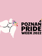 Biały gołąb ubrany w czarne szelki trzymający w dziobie tęczową gałązkę. Obok czarny napis "Poznań Pride Week" na różowym tle.