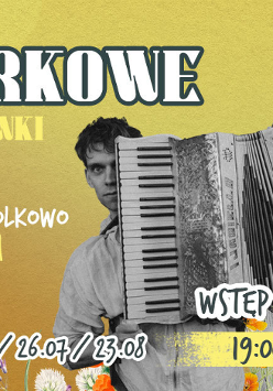 Mężczyzna "kukający" zza akordeonu.