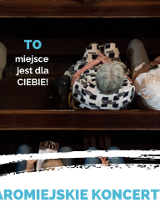 Widok z góry na ludzi siedzących w ławkach kościelnych.