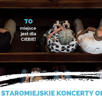 Widok z góry na ludzi siedzących w ławkach kościelnych.