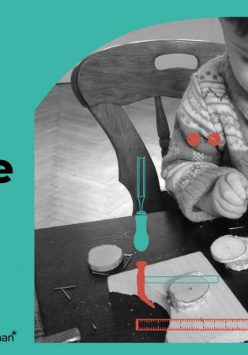 Dziecko bawiące się krążkami z drewna.