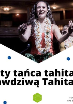 Tańczące na scenie kobiety w kwiecistycych strojach. Na dole napisy.