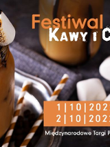 Deser kawowo-czekoladowy z piankami w słoiku, obok pianki i serwetki. Po prawej stronie pomarańczowe i białe napisy.