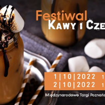 Deser kawowo-czekoladowy z piankami w słoiku, obok pianki i serwetki. Po prawej stronie pomarańczowe i białe napisy.