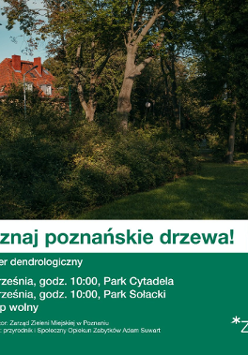 Na dole białe napisy na zielnym tle, do góry drzewa, krzewy, trawa - fragment parku.
