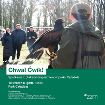 Na dole białe napisy na zielnym tle, do góry ludzie słuchający ornitologa z ptakiem na ręce w parku.