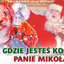 Ludzie w świątecznych przebraniach.Na dole kolorowe napisy.