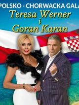 Elgancko ubrana kobieta i mężczyna na tle morza, flagi Polski i Chorwacji.