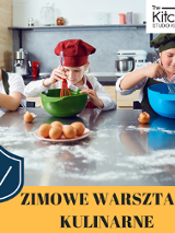 Dzieci gotujące w kuchni, ubrane w kolorowe fartuszki i czapki kucharskie. Na dole czarny napis na zółtym tle.