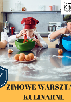 Dzieci gotujące w kuchni, ubrane w kolorowe fartuszki i czapki kucharskie. Na dole czarny napis na zółtym tle.