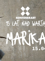 Dziewczyna w warkoczach i niebieskiej kurtce. Po prawej białe napisy.