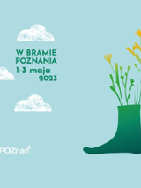 Chmury na niebieksim tle, pomiędzy nimi zielone napisy i stopy - doniczki z kwiatami wyrastającymi z nich. Na samym dole loga instytucji wspierających wydarzenie.