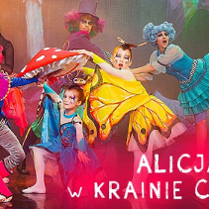 Dzieci w bajkowych przebraniach motyli i robaczków. W tle zaczarowany las.