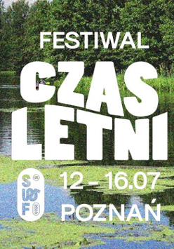 Białe napisy na tle rozlewiska.