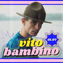 Mężczyzna w kapeluszu na tle jeziora. Zdjęcie w różowej ramce z różowymi napisami po środku na dole.