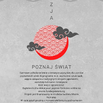 Czerwone słońce w muszelkowy wzór z dwiema szarymi chmurkami po bokach na szarym tle. Pod nim napisy informujące o wydarzeniu.