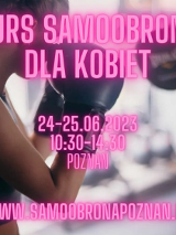 Różowe neonowe napisy na tle trenujących kobiet.