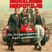 Przed maską samochodu opierając się o nią stoi dwóch mężczyzn, a za nimi na masce siedzi kolejnych dwóch.