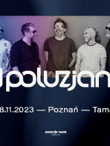 Pięcioro mężczyzn opierających się o ścianę i śmiejących się między sobą.