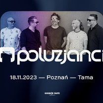 Pięcioro mężczyzn opierających się o ścianę i śmiejących się między sobą.