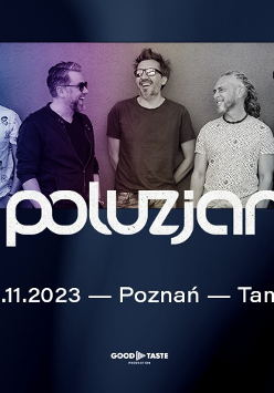 Pięcioro mężczyzn opierających się o ścianę i śmiejących się między sobą.