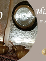 Gong na pisaku a po prawej część informacyjna plakatu.