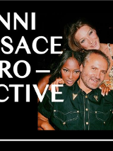 Mężczyna z dwiema kobietami za nim opierającymi się o niego. Dookoła białe napisy na czarnym tle.