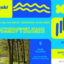 Zdjęcie ławki w parku, otoczonej wodą, ścieżką i drzewami. Wokół kolorowe napisy. Szczegóły na temat wydarzenia zawarte w treści artykułu.