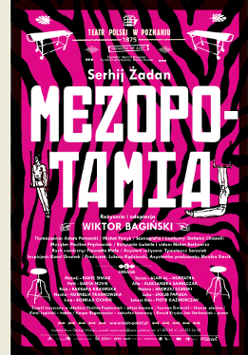 na różowo-czarnym tle białe napisy informacyjne o spektaklu