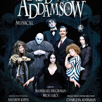 plakat przedstawia kilka upiornie ucharakteryzowanych postaci stojących w dużej, ozdobnej ramie, na górze napis Rodzina Addamsów, poniżej słowo musical; na dole dalsze informacje o autorach