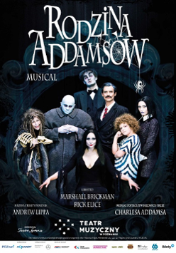 plakat przedstawia kilka upiornie ucharakteryzowanych postaci stojących w dużej, ozdobnej ramie, na górze napis Rodzina Addamsów, poniżej słowo musical; na dole dalsze informacje o autorach