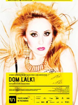 Plakat przedstawiający twarz i ramiona kobiety z długimi, jasnymi włosami i wyraźnym makijażem; w uszach kobiety duże złote kolczyki, a na jej szyi złoty naszyjnik. U dołu zdjęcia informacje o spektaklu.