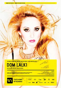 Plakat przedstawiający twarz i ramiona kobiety z długimi, jasnymi włosami i wyraźnym makijażem; w uszach kobiety duże złote kolczyki, a na jej szyi złoty naszyjnik. U dołu zdjęcia informacje o spektaklu.