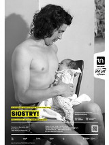 Plakat z czarno-białym zdjęciem mężczyzny, trzymającego przy piersi niemowlę. Na dole plakatu informacje dotyczące przedstawienia.