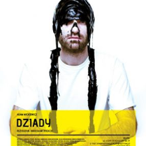 Plakat ze zdjęciem mężczyzny w białym T-shircie, po głowie którego spływa czarna maź. U dołu plakatu informacje na temat przedstawienia.