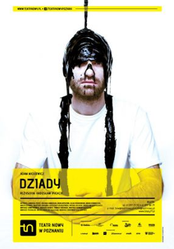 Plakat ze zdjęciem mężczyzny w białym T-shircie, po głowie którego spływa czarna maź. U dołu plakatu informacje na temat przedstawienia.