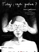 Czarno-biały plakat z rysunkiem kobiety, której inna osoba za jej plecami dłońmi zasłania oczy.