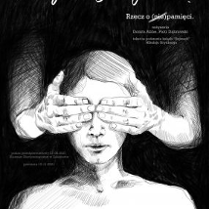 Czarno-biały plakat z rysunkiem kobiety, której inna osoba za jej plecami dłońmi zasłania oczy.