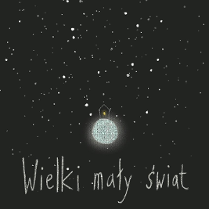 Na plakacie rozgwieżdżone niebo, księżyc w pełni, a na nim kontur domu. U dołu plakatu napis "Wielki mały świat"